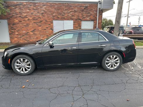 Used 2016 Chrysler 300 C image 4
