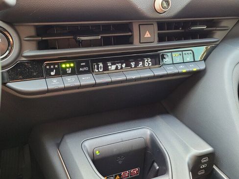 Used 2023 Toyota Crown Limited image 28