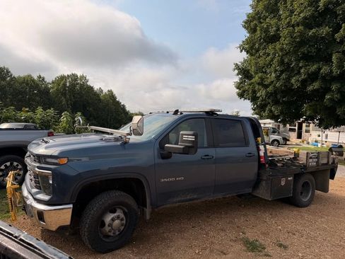Used 2025 Chevrolet Silverado 3500 LT w/ Convenience Package AWD/4WD image 3