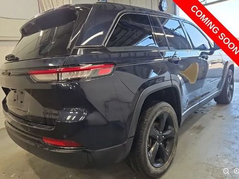Used 2023 Jeep Grand Cherokee Limited w/ Luxury Tech Group II AWD/4WD image 3