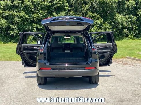 Used 2023 Jeep Grand Cherokee Limited w/ Black Appearance Package AWD/4WD image 41