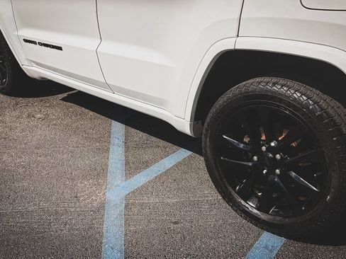 Used 2020 Jeep Grand Cherokee Altitude AWD/4WD image 8