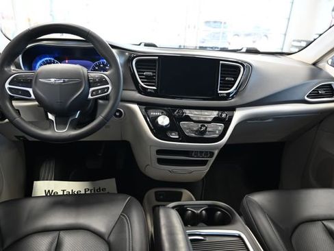 Used 2024 Chrysler Pacifica Touring-L FWD image 14