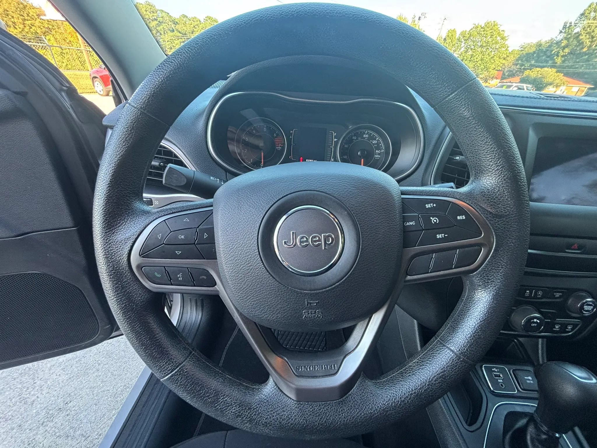 Used 2019 Jeep Cherokee Latitude w/ Popular Appearance Group FWD image 14