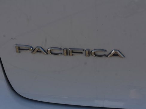 Used 2024 Chrysler Pacifica Touring-L FWD image 7