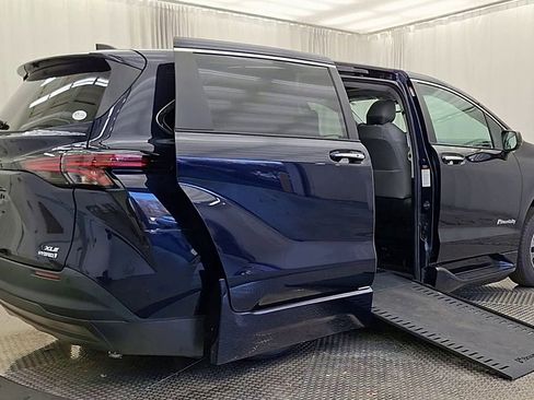 Used 2022 Toyota Sienna XLE image 8