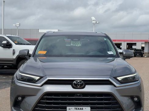 Used 2025 Toyota Grand Highlander AWD image 3
