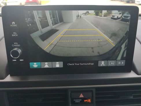 Used 2025 Honda Pilot Touring image 9
