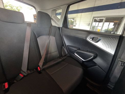 Used 2025 Kia Soul LX w/ LX Technology Package FWD image 35