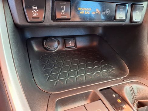 Used 2021 Toyota RAV4 XLE w/ Convenience Package FWD image 26