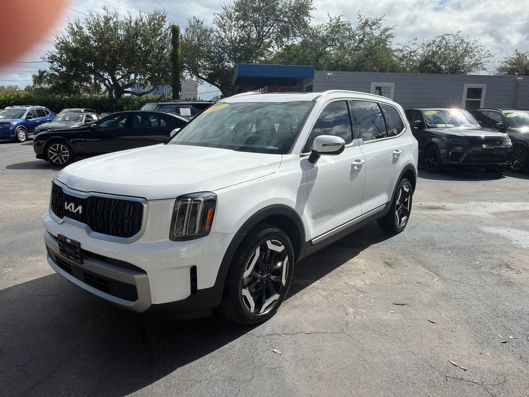 Used 2023 Kia Telluride EX w/ EX Captain's Chair Package FWD image 1
