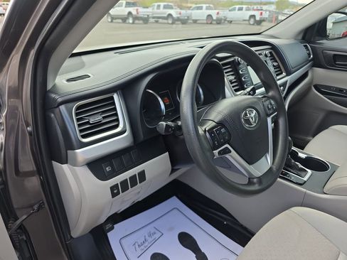 Used 2019 Toyota Highlander LE AWD/4WD image 10