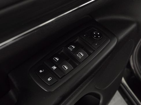 Used 2019 Jeep Grand Cherokee Limited w/ Luxury Group II image 32