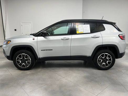 Used 2025 Jeep Compass Trailhawk AWD/4WD image 4