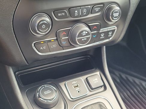 Used 2021 Jeep Cherokee Latitude Lux w/ Sun & Sound Group AWD/4WD image 27