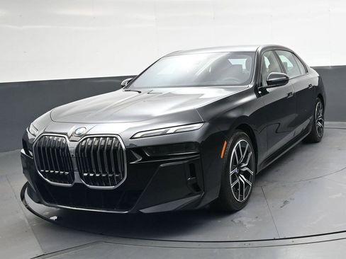 Used 2025 BMW 760i xDrive w/ Luxury Rear Seating Package image 8