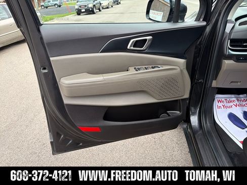 Used 2025 Kia Carnival FWD image 10