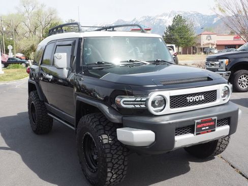 Used 2014 Toyota FJ Cruiser 4WD w/ Upgrade Package image 3