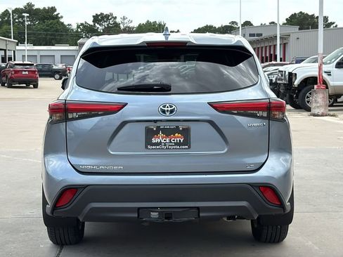 Used 2021 Toyota Highlander LE AWD/4WD image 4