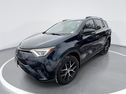 Used 2018 Toyota RAV4 SE image 1