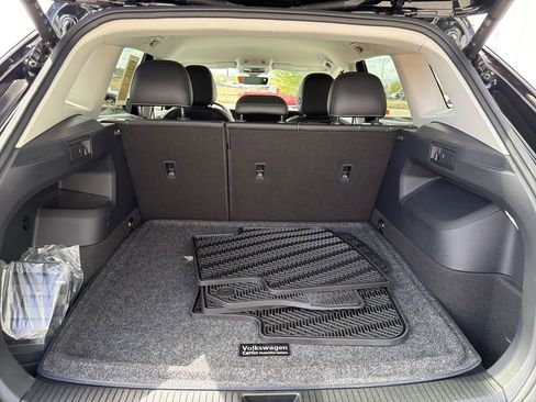 Certified 2025 Volkswagen Tiguan SE image 24