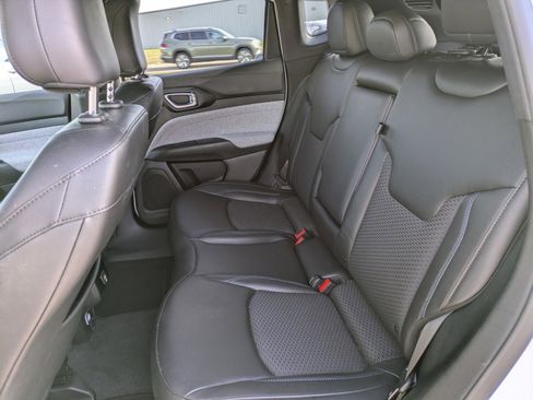 Used 2024 Jeep Compass Latitude image 11