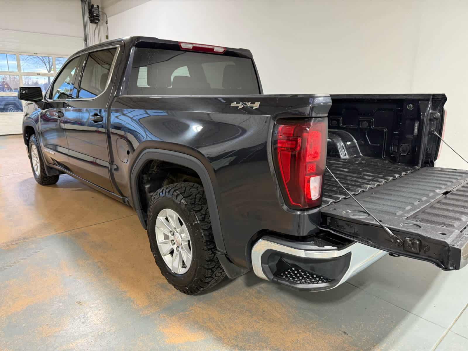 Used 2024 GMC Sierra 1500 SLE AWD/4WD image 4