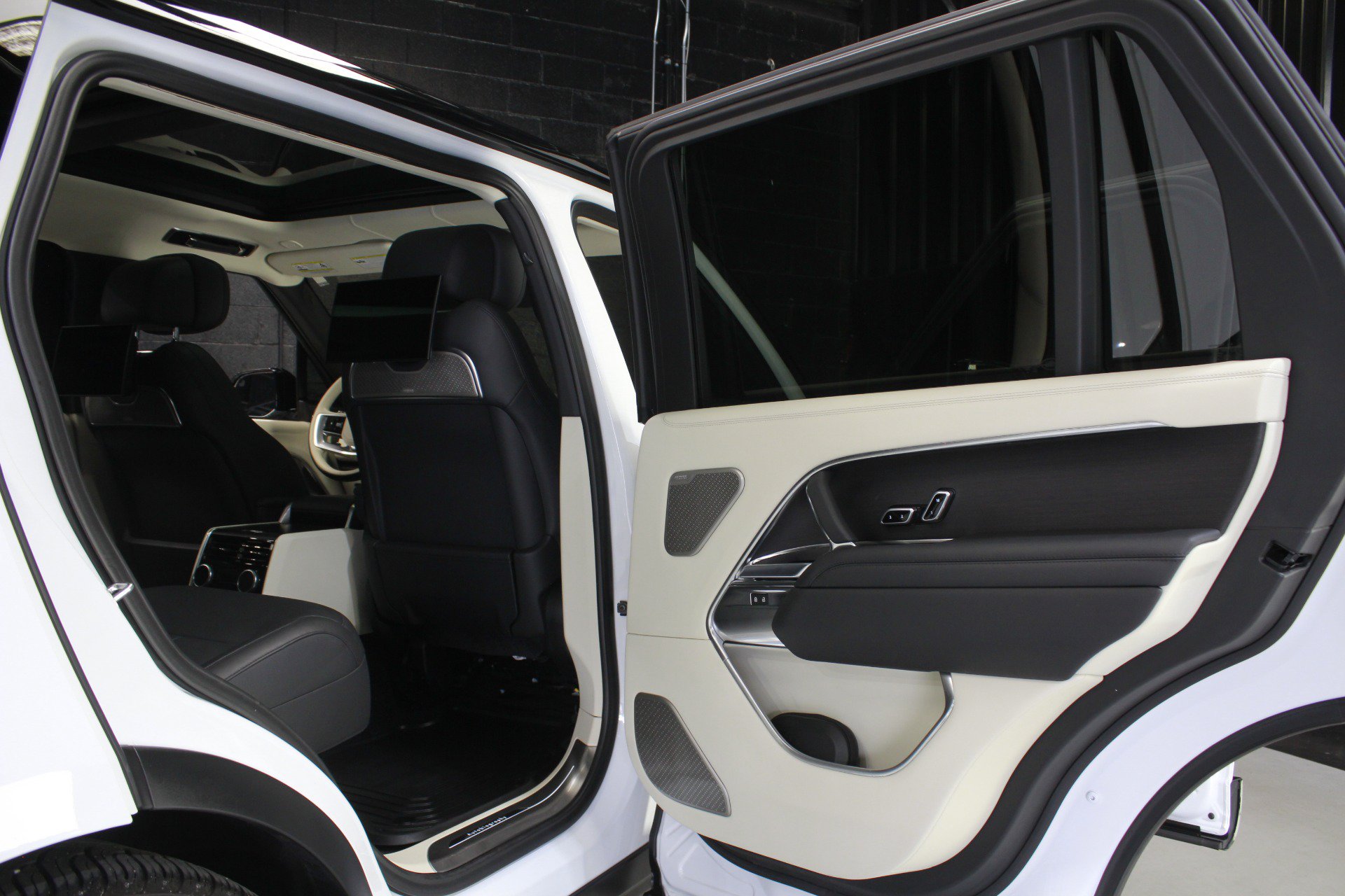 Used 2023 Land Rover Range Rover Long Wheelbase Autobiography AWD/4WD image 53