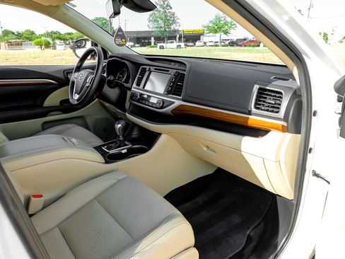Used 2019 Toyota Highlander Limited FWD image 15
