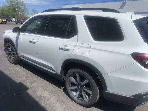 Used 2023 Honda Pilot Touring image 5
