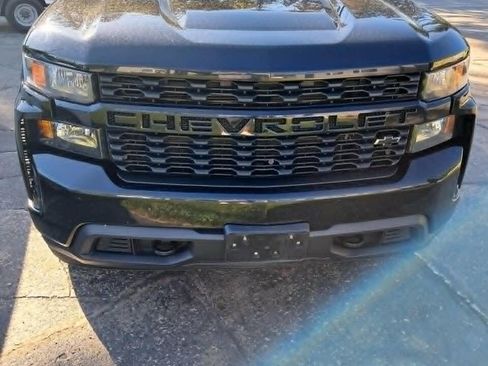 Used 2020 Chevrolet Silverado 1500 Custom w/ Custom Value Package AWD/4WD image 3