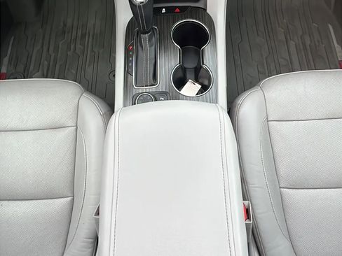 Used 2019 GMC Acadia SLT image 17