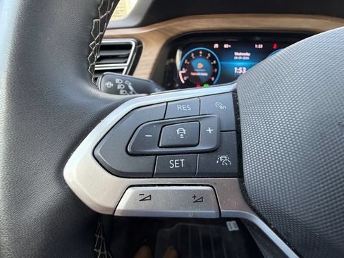 Used 2025 Volkswagen Atlas SE AWD/4WD image 16