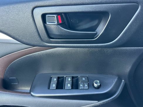 Used 2018 Toyota Highlander LE w/ Carpet Mat Package (TMS) image 10