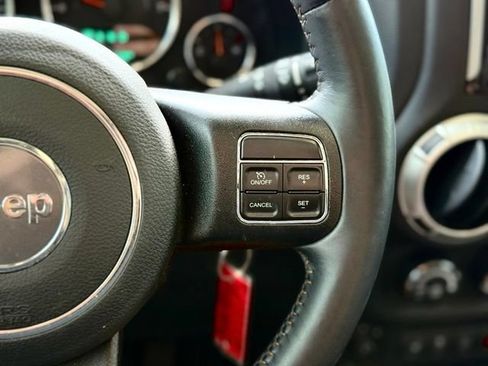 Used 2018 Jeep Wrangler Unlimited Sahara w/ Connectivity Group AWD/4WD image 12