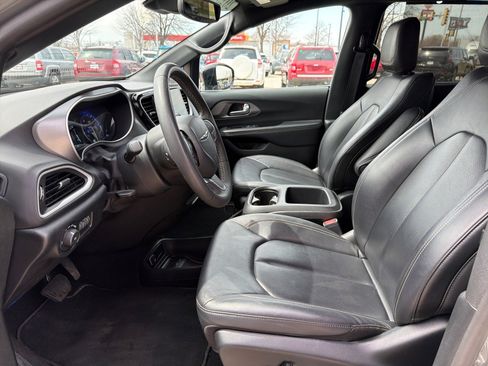 Used 2025 Chrysler Pacifica Select FWD image 13