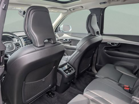 Used 2022 Volvo XC90 T5 Momentum image 32