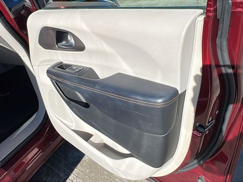 Used 2018 Chrysler Pacifica Touring-L image 19