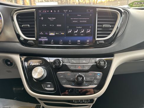 Used 2022 Chrysler Pacifica Touring-L image 16