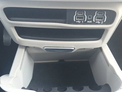 Used 2023 Chrysler Pacifica Touring-L FWD image 36