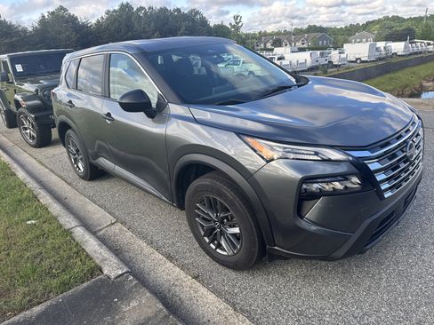 Used 2024 Nissan Rogue S FWD image 2