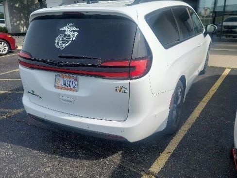 Used 2023 Chrysler Pacifica Touring-L w/ Uconnect Theater Family Group FWD image 2