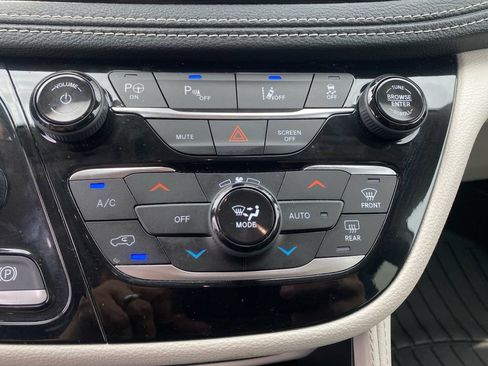 Used 2022 Chrysler Pacifica Limited FWD image 17