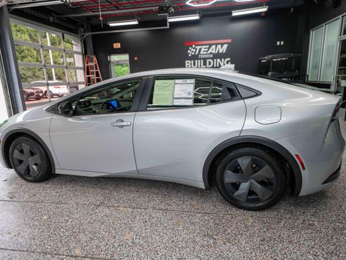 Used 2024 Toyota Prius LE FWD image 2