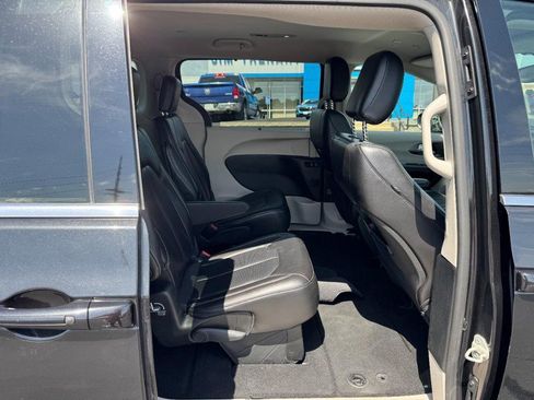 Used 2023 Chrysler Pacifica Touring-L FWD image 10
