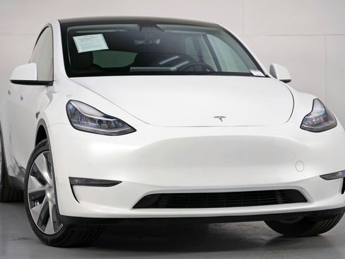 Used 2021 Tesla Model Y Long Range image 4