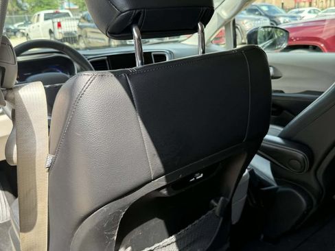 Used 2022 Chrysler Pacifica Touring-L FWD image 17