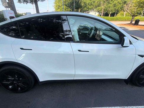 Used 2023 Tesla Model Y Long Range AWD/4WD image 2