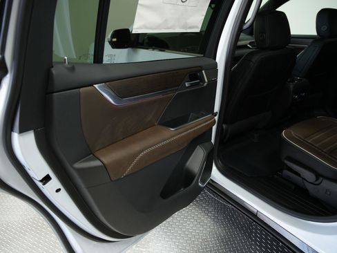 New 2026 GMC Acadia Denali Ultimate w/ LPO, Floor Liner Package AWD/4WD image 28