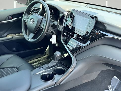 Used 2024 Toyota Camry SE image 6